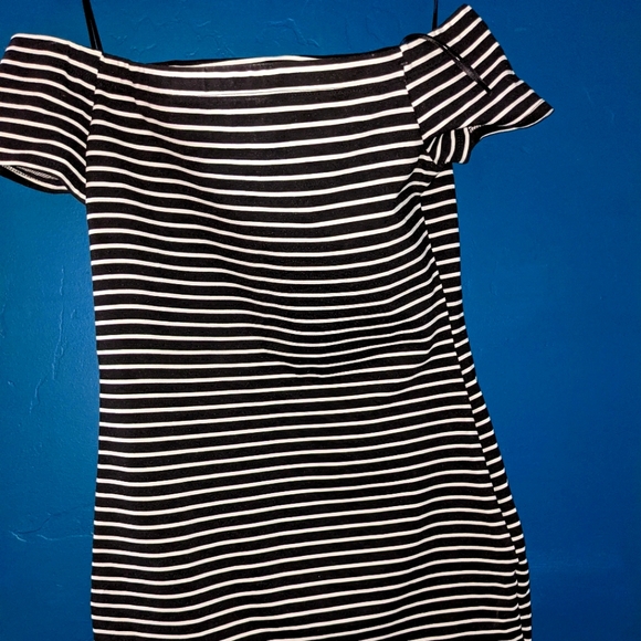 Authentic G by Guess Striped Off the Shoulder Bodycon - Picture 2 of 15